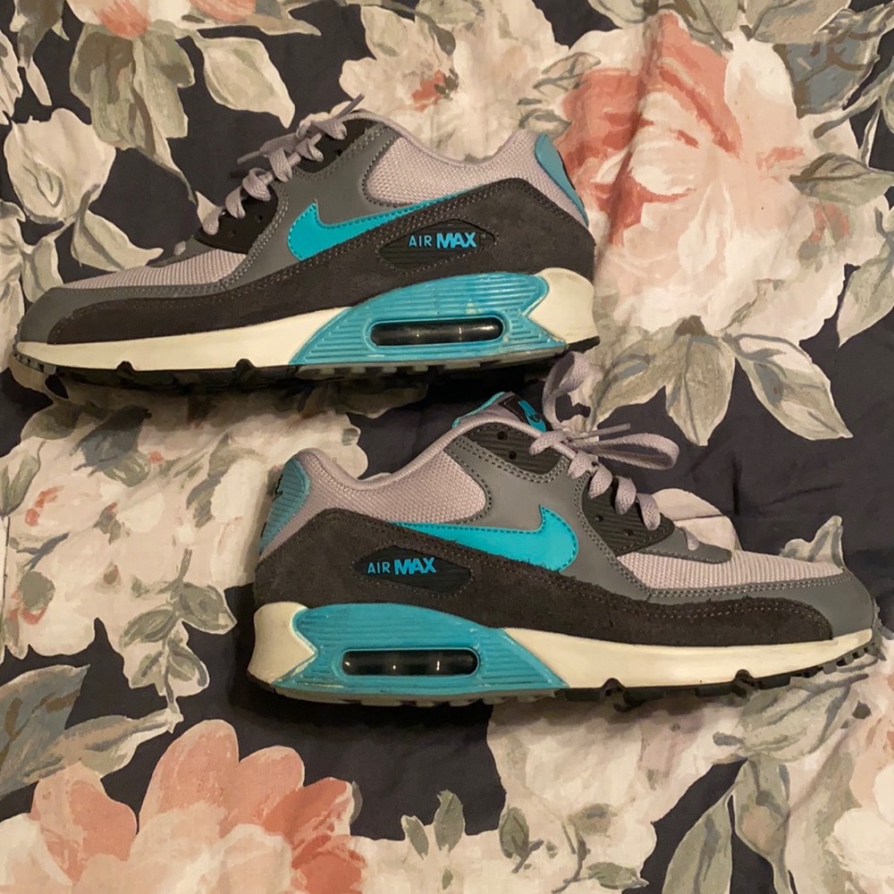 NIKE 90’s Hyper Turquoise AIRMAX Men’s Size 9 refurbished! Look brand new!